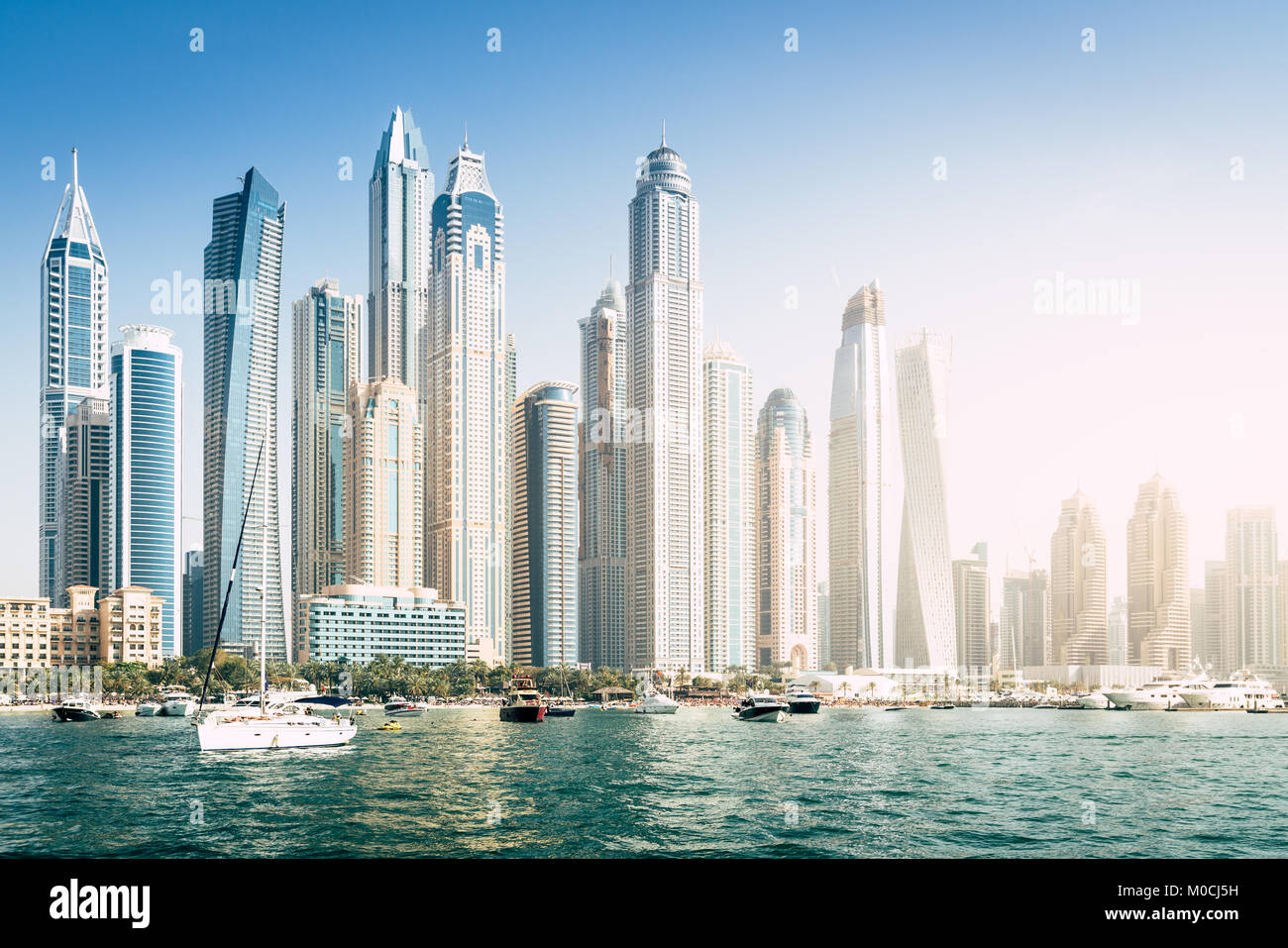 Meer Blick auf den Jachthafen von Dubai Skyline in 2017 Stockfoto