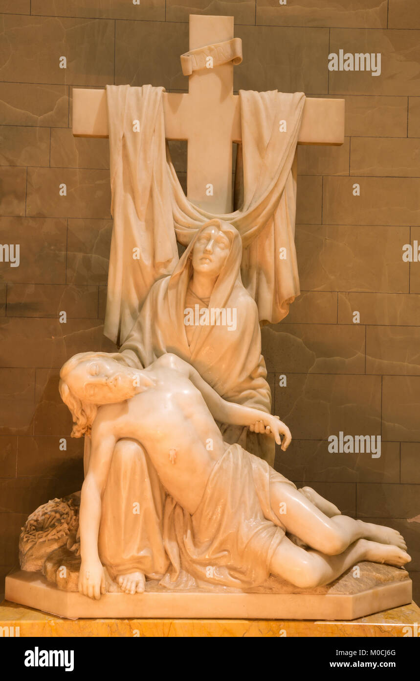 LONDON, Großbritannien - 17 September, 2017: Die marmorstatue der Pieta in der Kirche von St. James Spanisch von J.F. Bentley vom Ende des 19. Jhs. Stockfoto