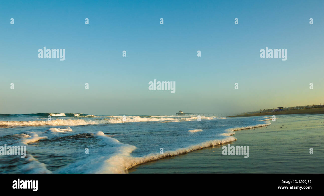 Sunlit Wellen bei Tagesanbruch in Manhattan Beach, Kalifornien. (USA) Stockfoto