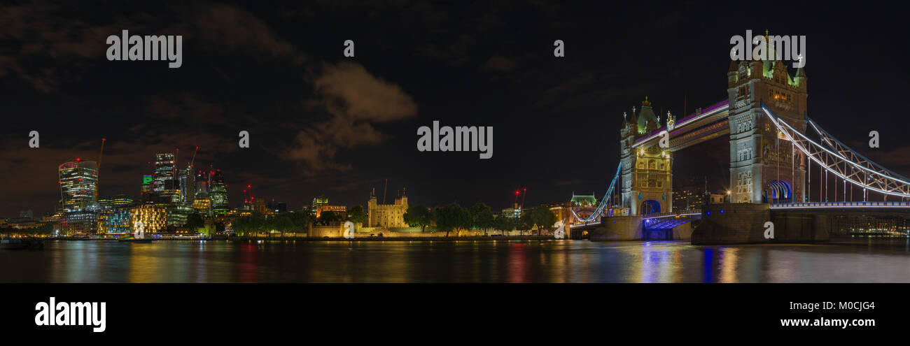 London - das nächtliche Panorama mit der Tower Bridge, Tower und den Wolkenkratzern der Finanziellen discrict. Stockfoto