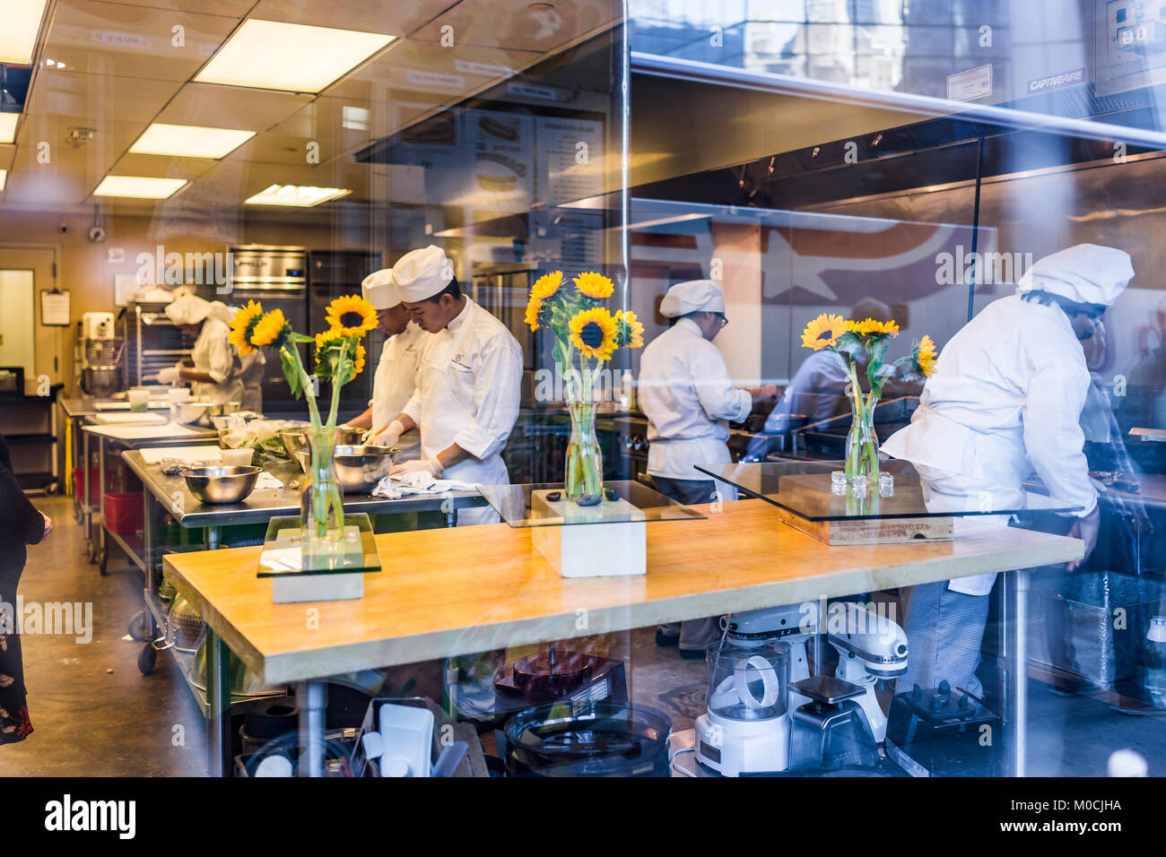 New York City, USA - 27. Oktober 2017: Cooking Class Schule durch Fenster in NYC im Chelsea West Side, mit Menschen Köche Ausbildung, Essen Stockfoto