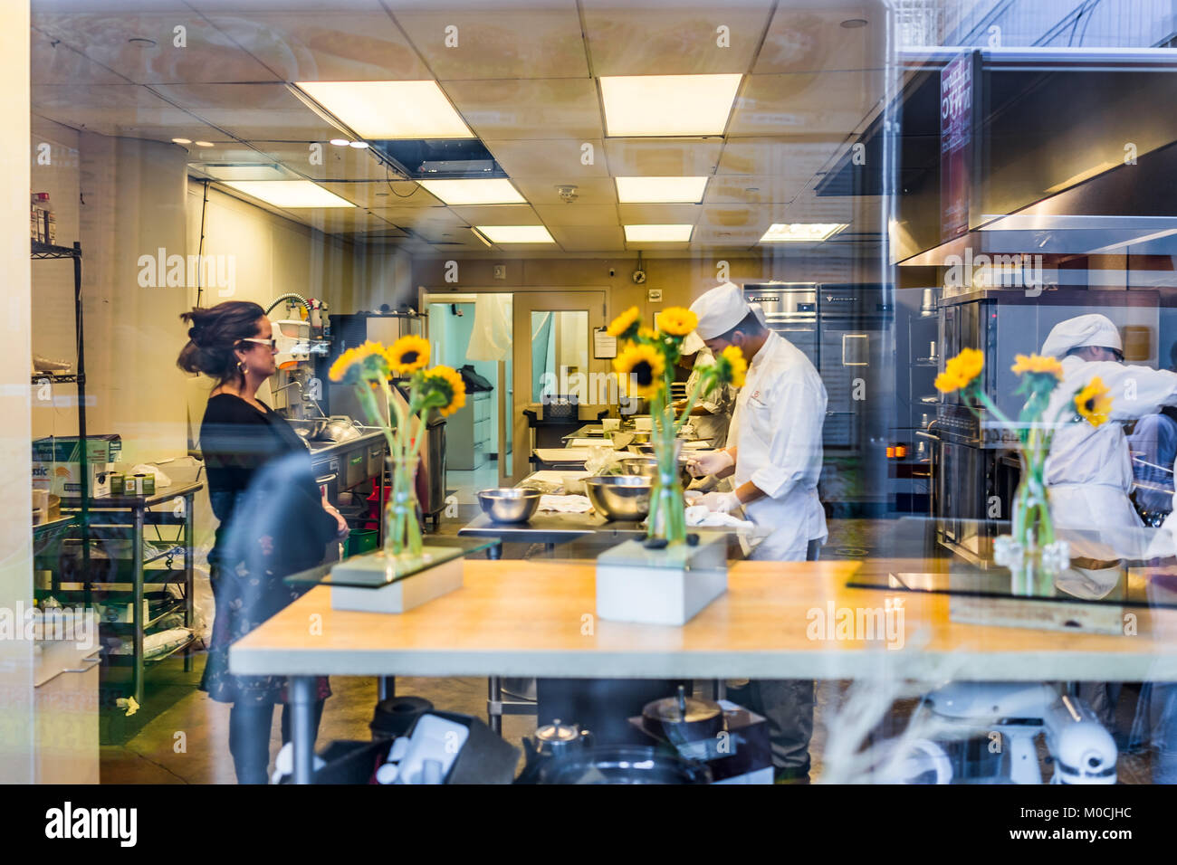 New York City, USA - 27. Oktober 2017: Cooking Class Schule durch das Fenster in den kulinarischen Tech Center LLC, New York Chelsea West Side, mit Menschen Köche tr Stockfoto