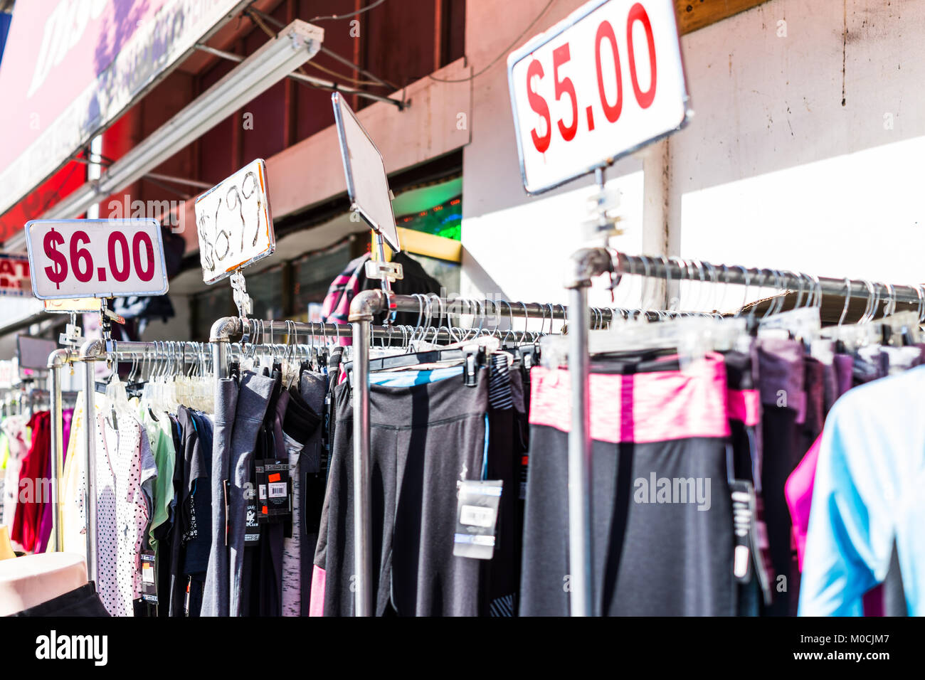 Bronx, USA - Oktober 28, 2017: billige Kleidung athletische knock-off Verkauf Anzeige für fünf und sechs Dollar Preis stand Markt Fordham Höhen, Neue Stockfoto