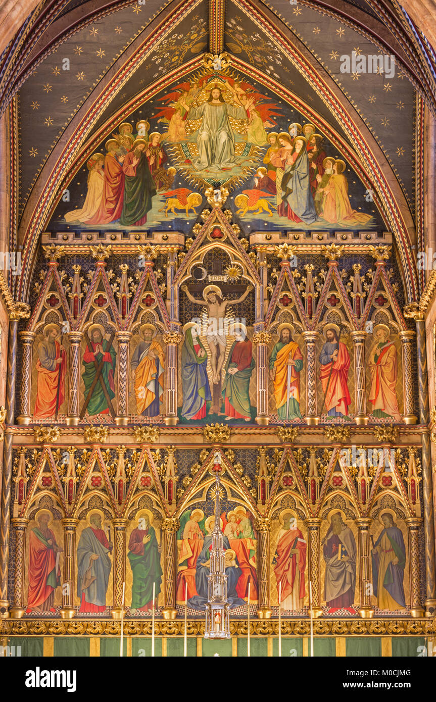 LONDON, Großbritannien - 15 September, 2017: Die neo-gotischen Hochaltar in der Kirche Allerheiligen von Ninian Comper (1864 - 1960). Stockfoto