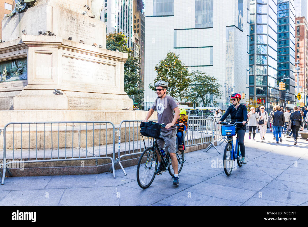 New York City, USA - Oktober 28, 2017: Midtown Manhattan mit dem Fahrrad zu Fuß von Christopher Columbus Circle statue Zeichen an einem sonnigen Tag Stockfoto