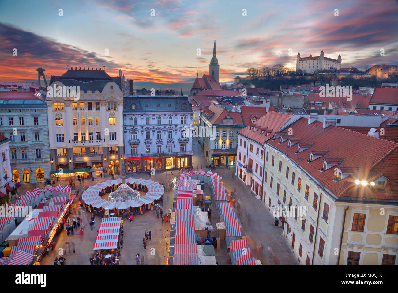 Bratislava - Weihnachtsmarkt auf dem Hauptplatz in der Abenddämmerung. Stockfoto
