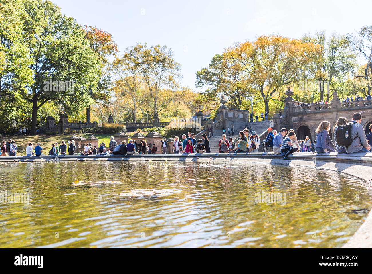 New York City, USA - Oktober 28, 2017: Manhattan NYC Central Park bei Bethesda Arcade Terrasse mit Brunnen, Masse von Menschen zu Fuß durch einen Tunnel an sonnigen d Stockfoto