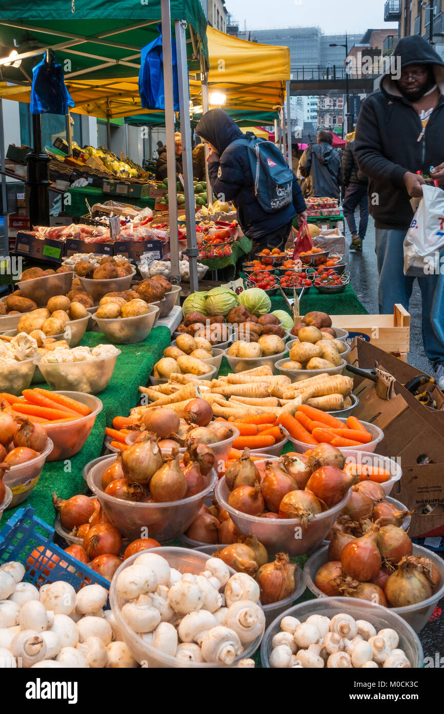 Obst und Gemüse im Surrey Street Market in Croydon, South London. Stockfoto