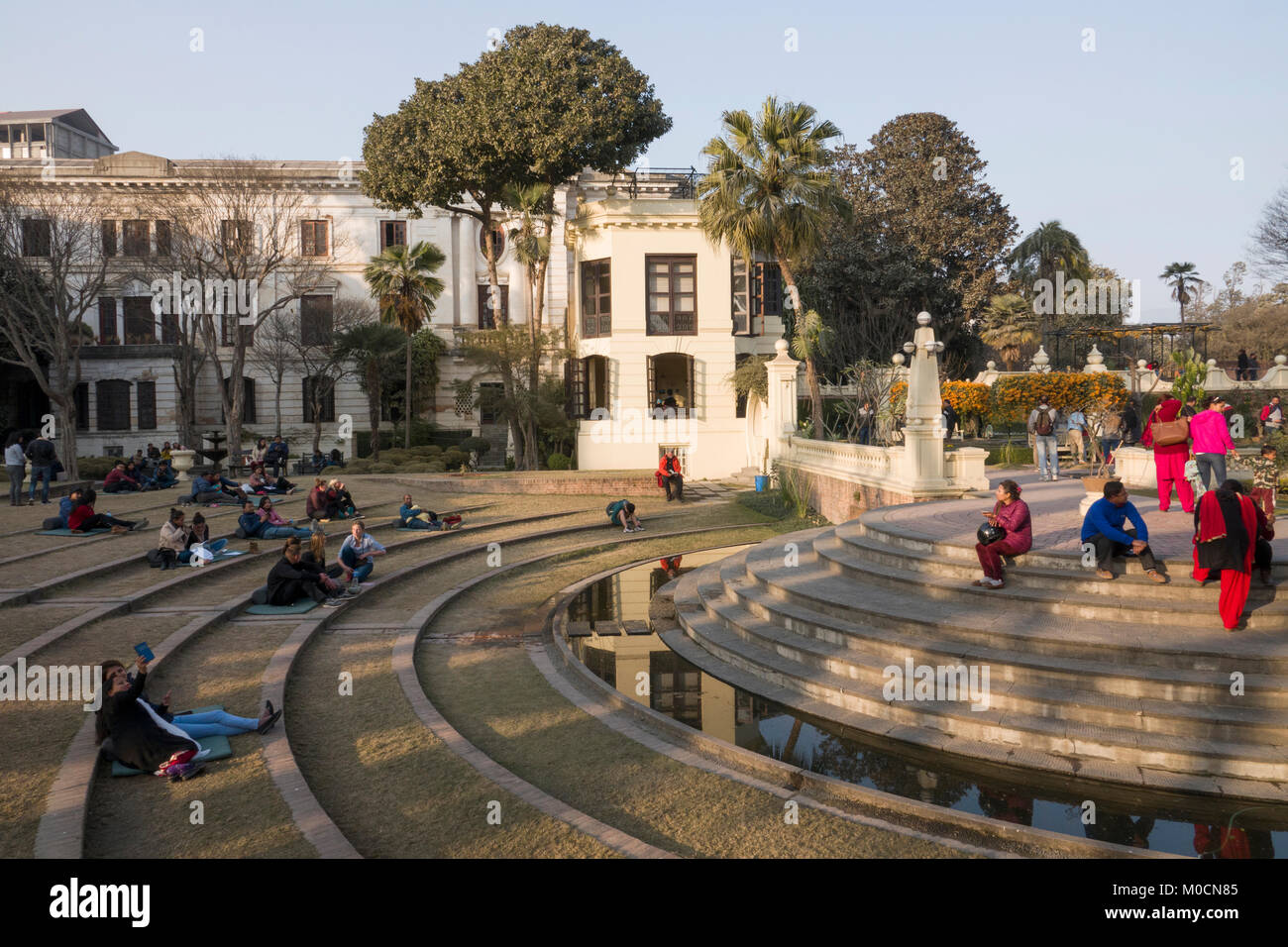 Menschen entspannen im Garten der Träume in Kathmandu, Nepal Stockfoto