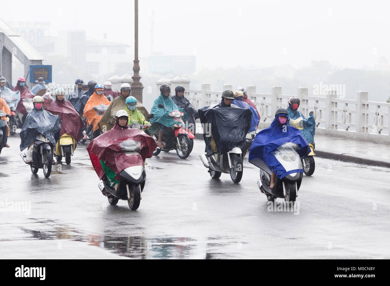 Der Verkehr auf der Trang Tien Brücke in Hue, Vietnam Stockfoto