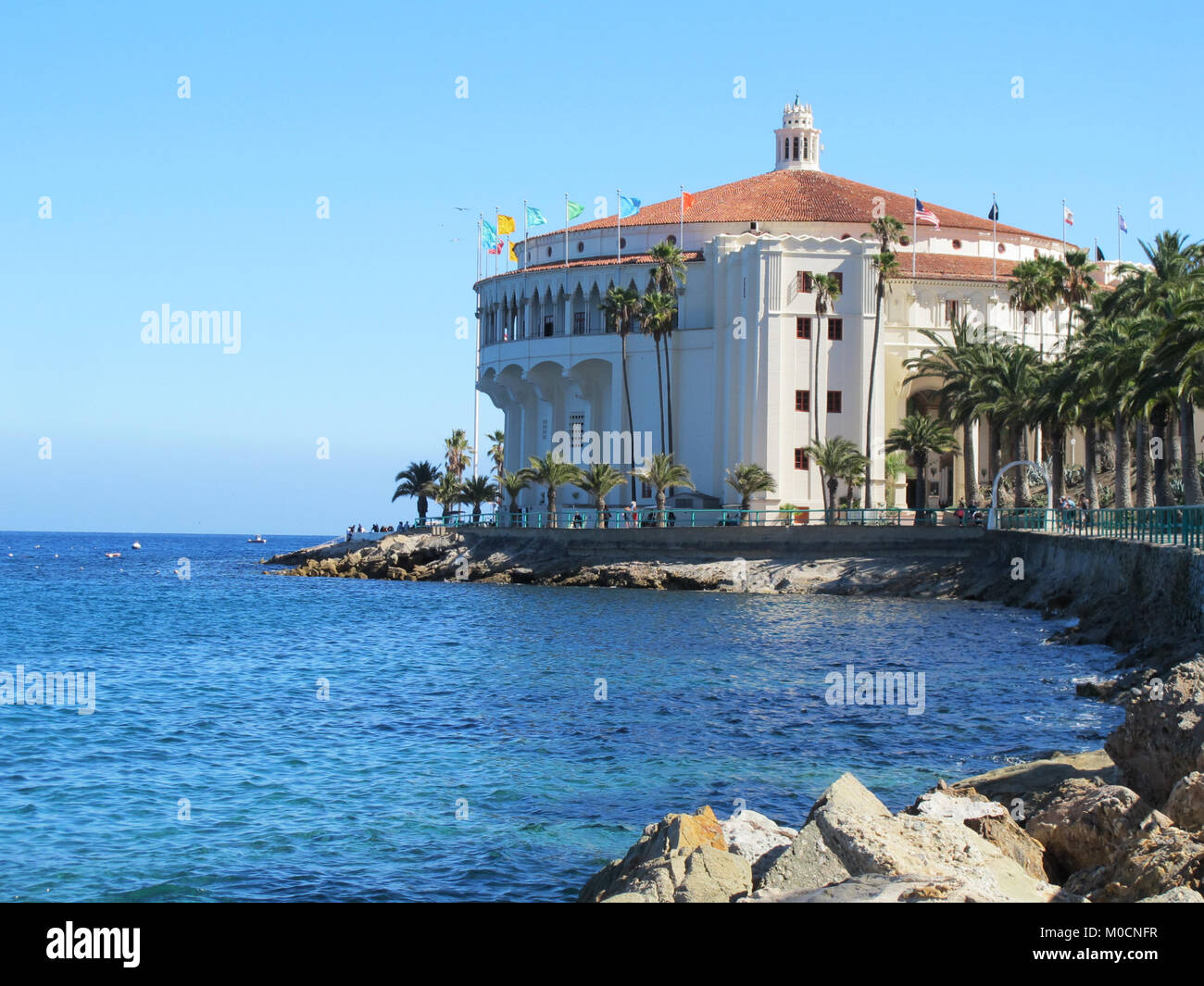 Catalina Island, Kalifornien / USA - September 2015: Das Casino („Gathering Place“ auf Italienisch), nördlich der Stadt Avalon, wird gezeigt. Stockfoto