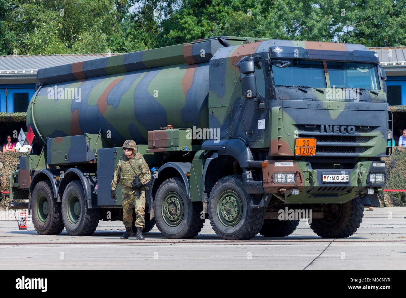 BURG/Deutschland - 25. JUNI 2016: Deutsche militärische Iveco 8x8 Tanker am Tag der offenen Tür in der Kaserne burg Stockfoto