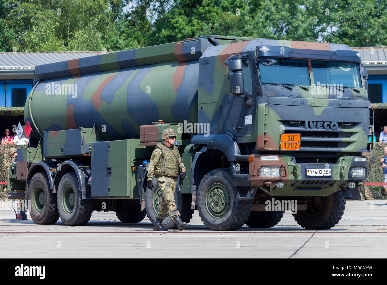 BURG/Deutschland - 25. JUNI 2016: Deutsche militärische Iveco 8x8 Tanker am Tag der offenen Tür in der Kaserne burg Stockfoto