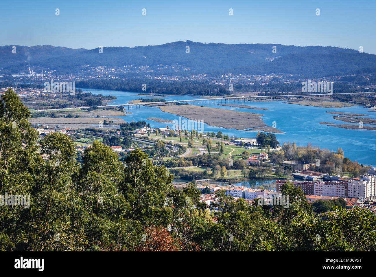 Luftaufnahme von Santa Luzia Berg von Viana do Castelo Stadt über den Fluss Lima in Norte Region von Portugal Stockfoto
