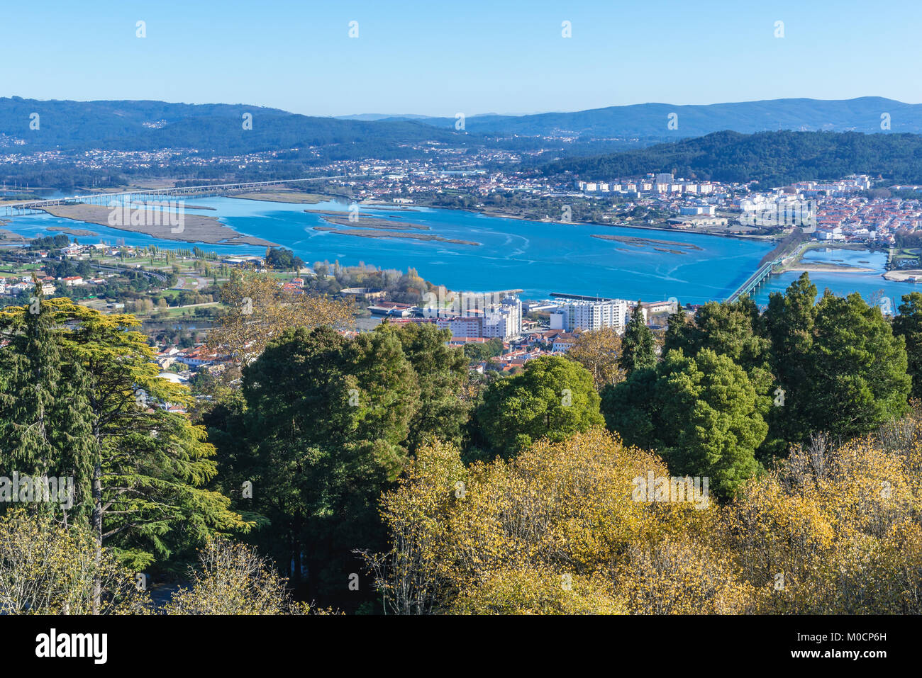Luftaufnahme von Santa Luzia Berg von Viana do Castelo Stadt über den Fluss Lima in Norte Region von Portugal Stockfoto