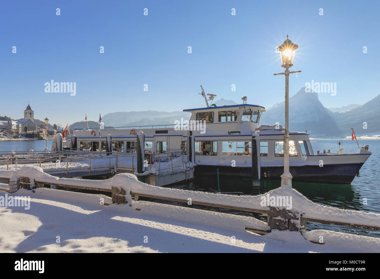 Touristische Kreuzfahrt Schiff am Pier am Wolfgangsee im Winter, im Hintergrund der Stadt St. Wolfgang Stockfoto