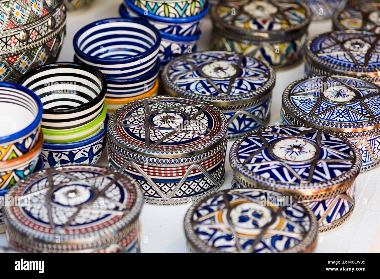 Marokkanische traditionelle hausgemachte Souvenirs auf dem freien Markt Stockfoto