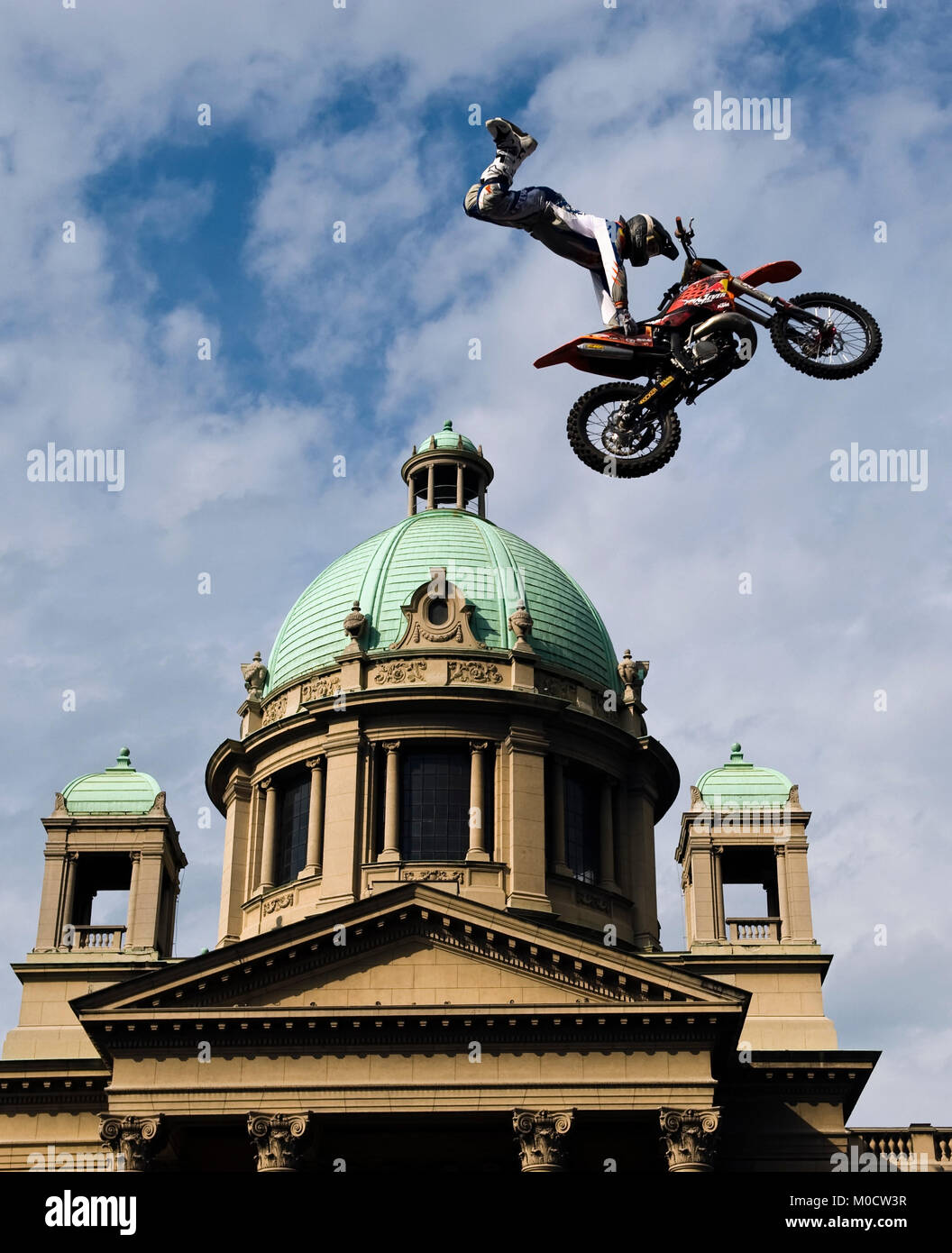 Belgrad, Serbien - 31. Mai 2009: Biker springt während der Red Bull Kämpfer international Freestyle Motocross Ausstellung Tour vor der Serbischen Nationalen p Stockfoto