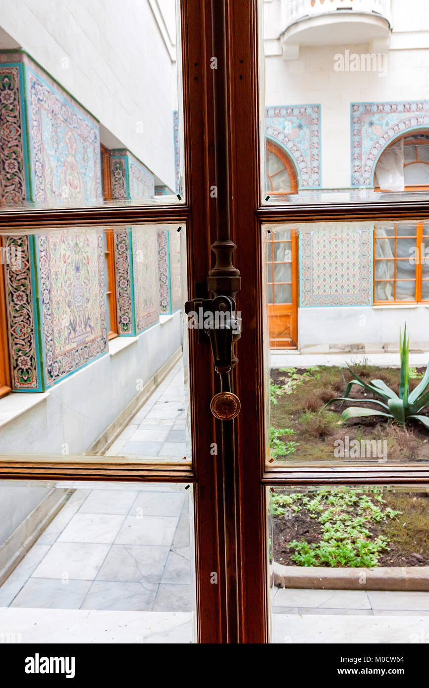 LIVADIA, Russland - 21. MÄRZ 2011: Bronze Riegel das Fenster und Blick auf den Garten in Liwadia-palast zu schließen. Stockfoto