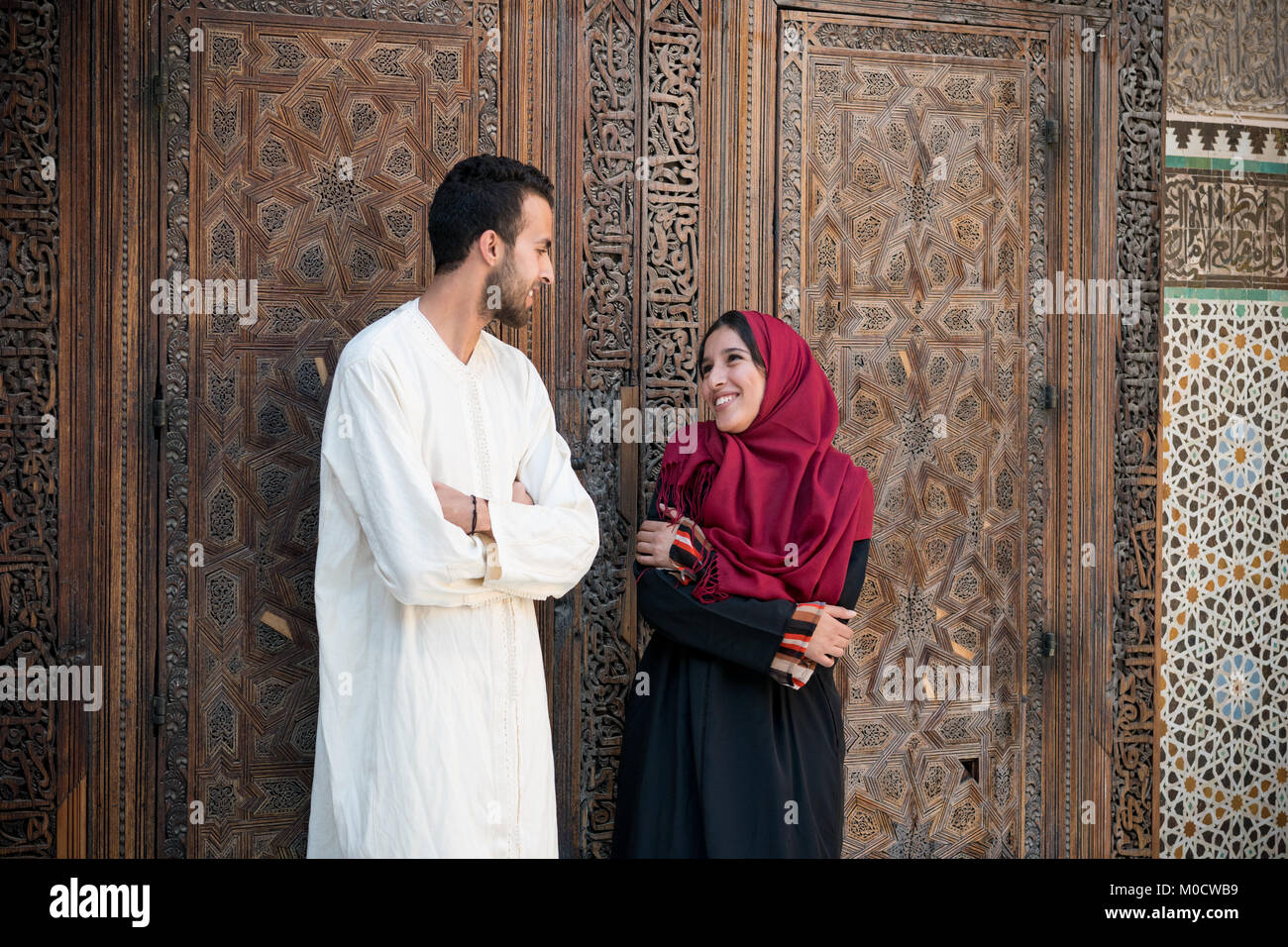 Arabische Paar in Beziehung reden und lächeln Stockfoto