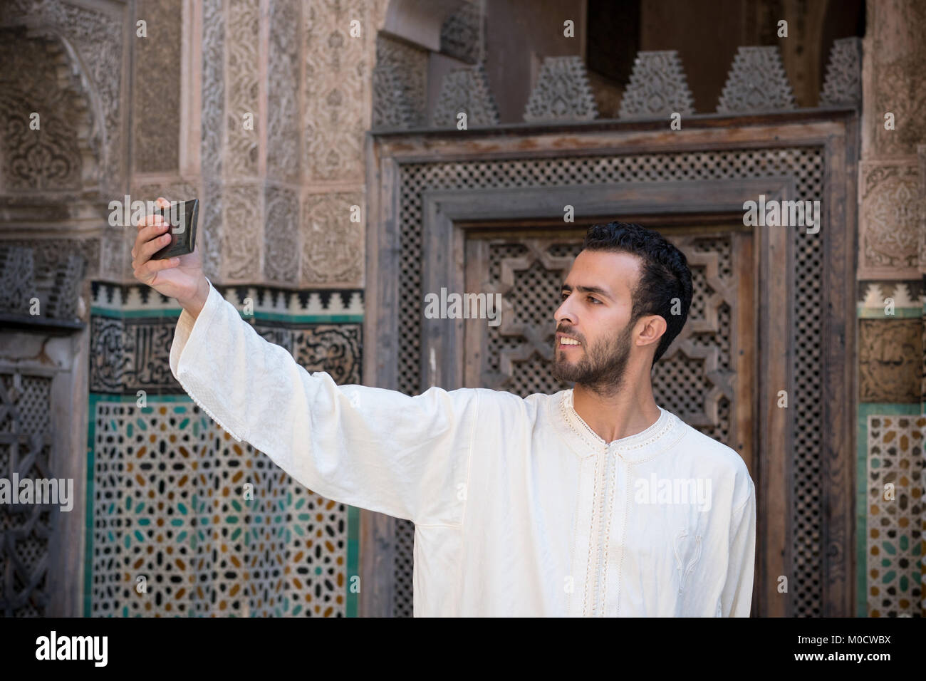Araber in traditioneller Kleidung unter selfie per Handy Stockfoto