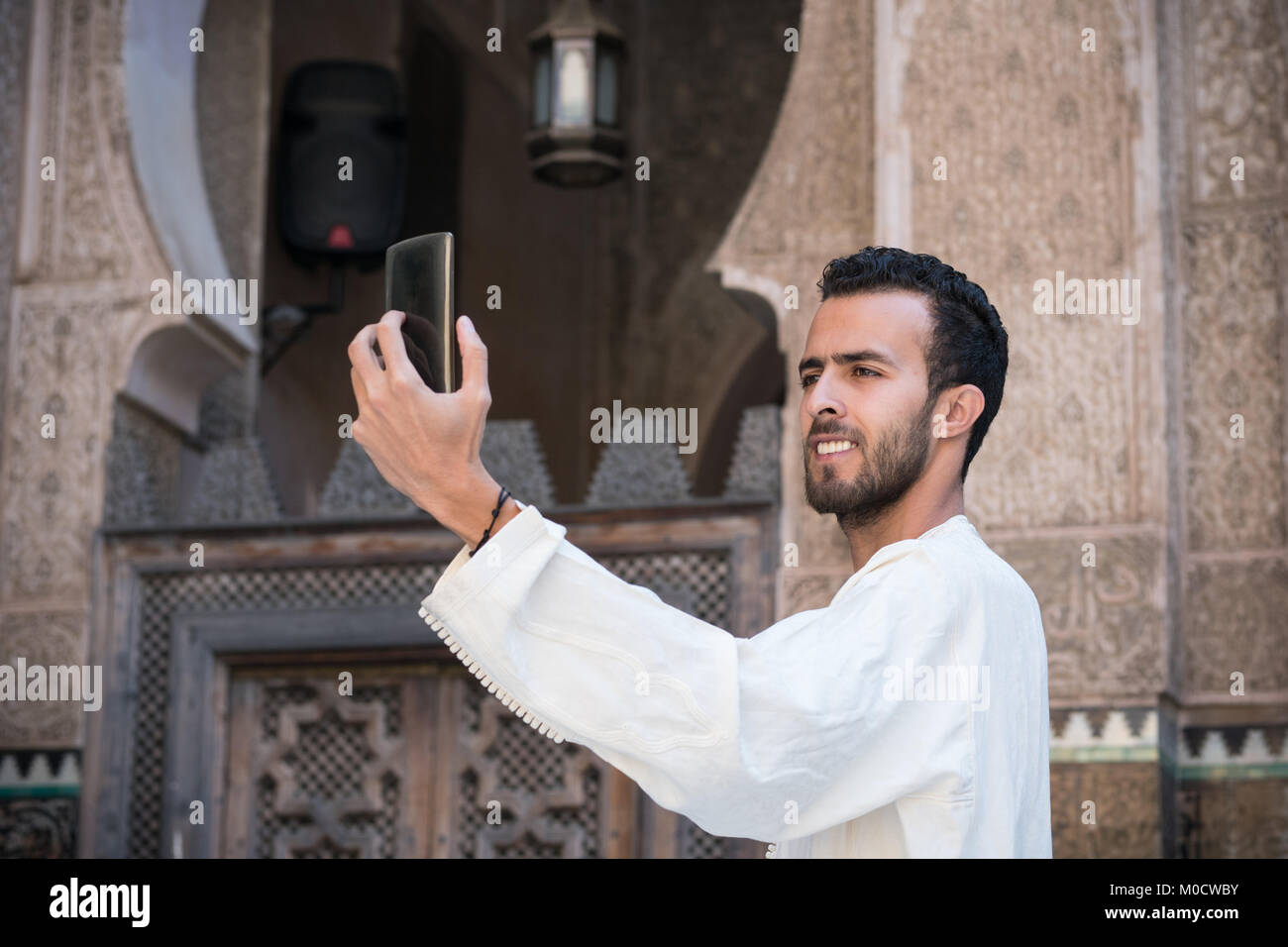 Araber in traditioneller Kleidung unter selfie mit Handy Stockfoto