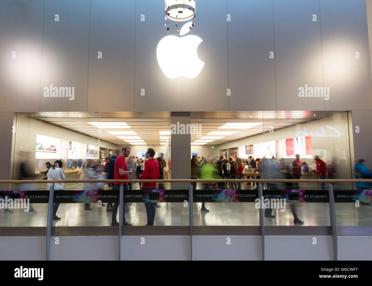 Allgemeine Ansicht des Apple Store in St. Davids Arcade, Cardiff, Wales, Großbritannien Stockfoto