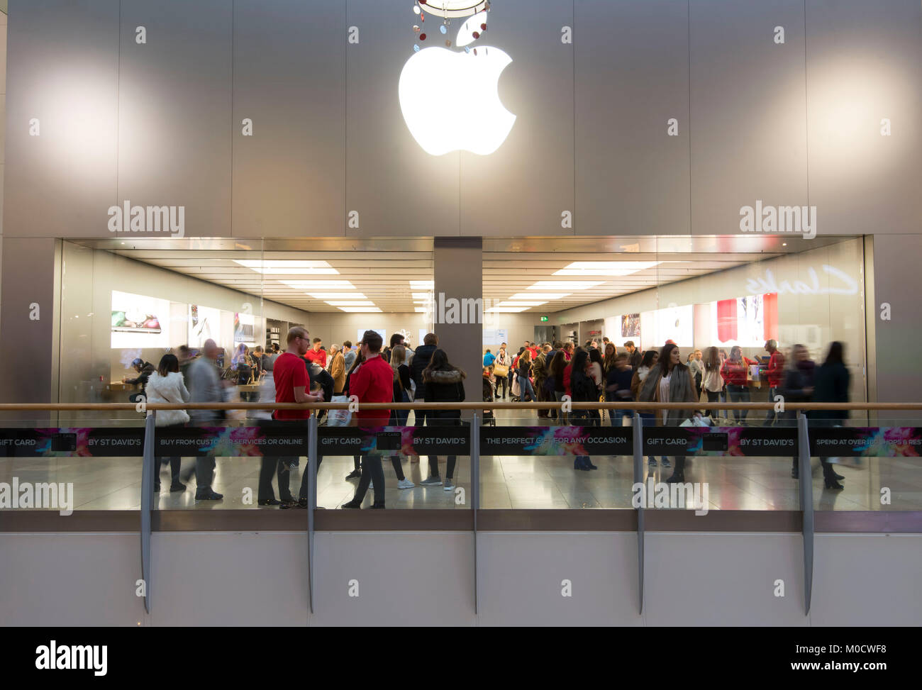 Allgemeine Ansicht des Apple Store in St. Davids Arcade, Cardiff, Wales, Großbritannien Stockfoto