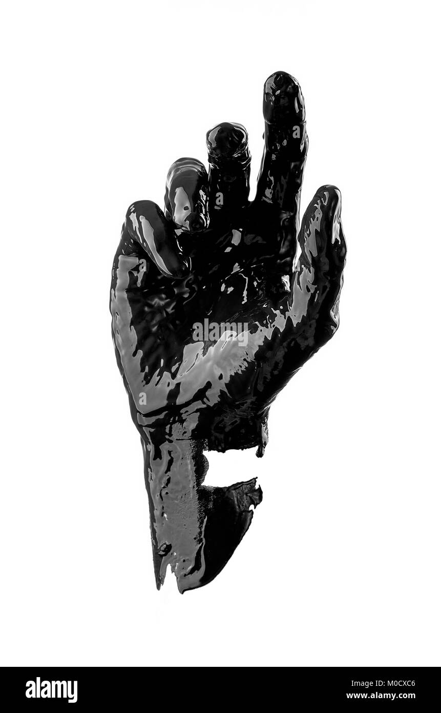 Weibliche Hand in flüssiges Öl oder Lack schwarz Stockfoto