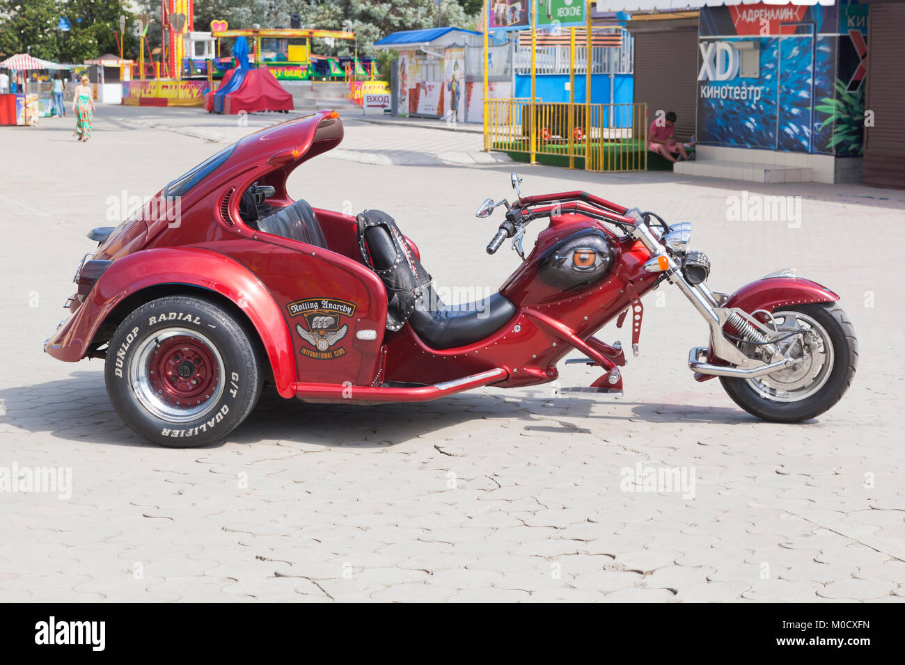 Lazarevskoe, Sotschi, die Region Krasnodar, Russland - 29. Juni 2014: Dreirädrigen Motorrad Stockfoto