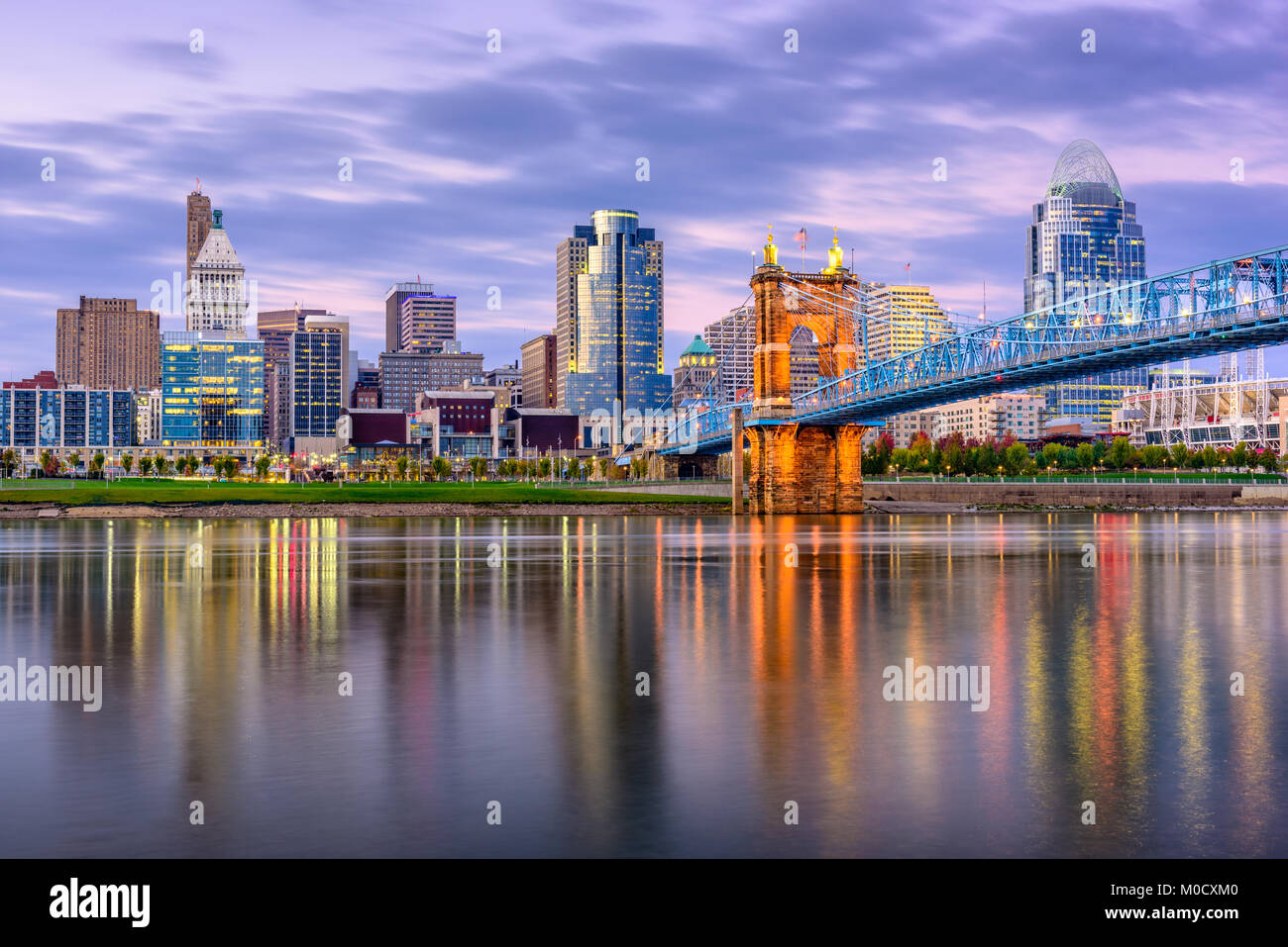 Cincinnati, Ohio, USA Skyline der Innenstadt und die Brücke über den Fluss in der Dämmerung. Stockfoto