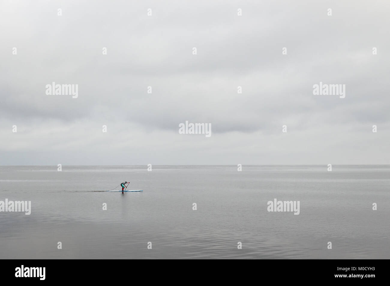 Stand Up Paddling in der Ostsee, Riga, Lettland Stockfoto