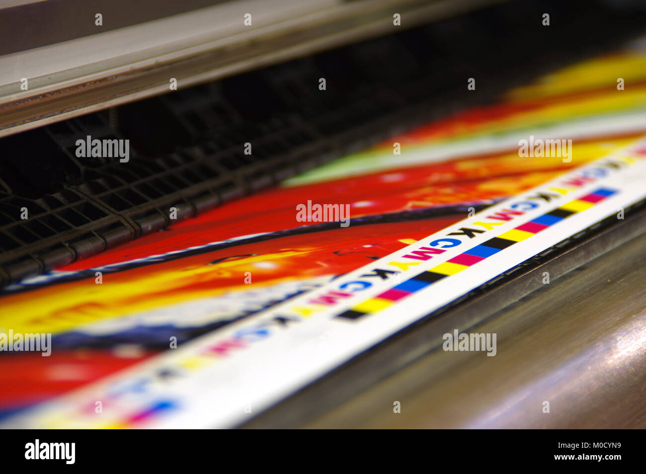 CMYK-Marke durch inkjet Plotter auf weißem Papier gedruckt. Große digitale Drucker. Stockfoto