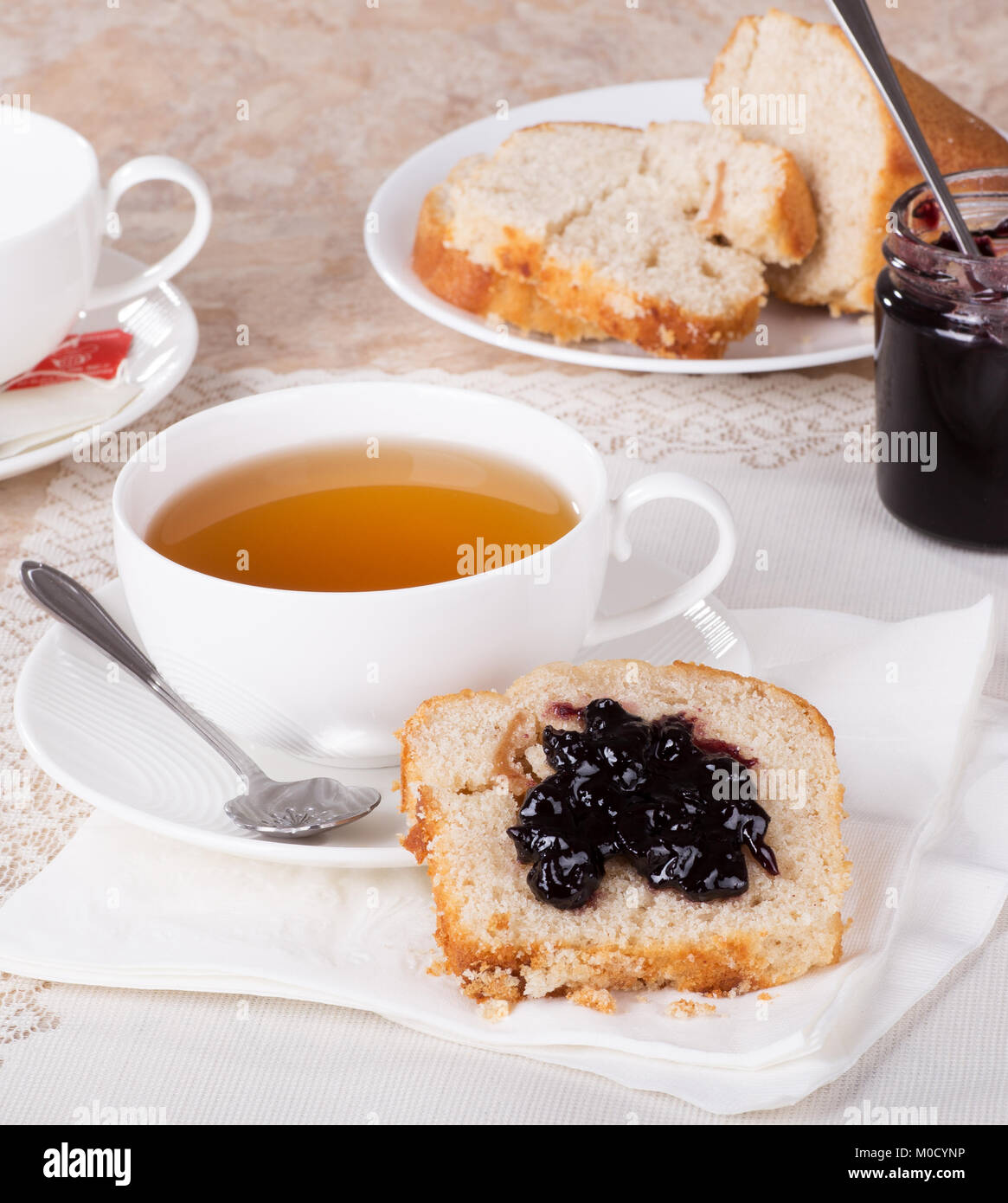 Süßes Brot mit Blaubeer-marmelade und einer Tasse Kaffee Stockfoto