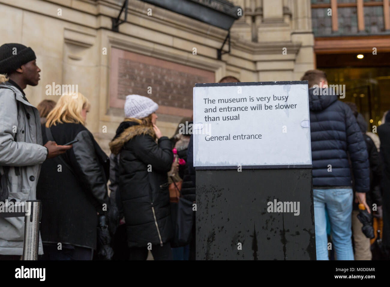 South Kensington, London, Großbritannien. 20 Jan, 2018. Die miserable London Wetter mit kalten Temperaturen und feinen Nieselregen zieht Massen von Londonern und Touristen zu Victoria und Albert Museum (V&A) und Natural History Museum in London. Die V&A Warteschlange an einem Punkt entlang der Länge der vorderen mit Hunderten warten geduldig und einige Berichte Wartezeiten von bis über 2 Stunden für die allgemeine Zulassung gestreckt. Beide Museen sind kostenlos zu besuchen und oft hohe Besucher Band gewinnen. Credit: Imageplotter Nachrichten und Sport/Alamy leben Nachrichten Stockfoto