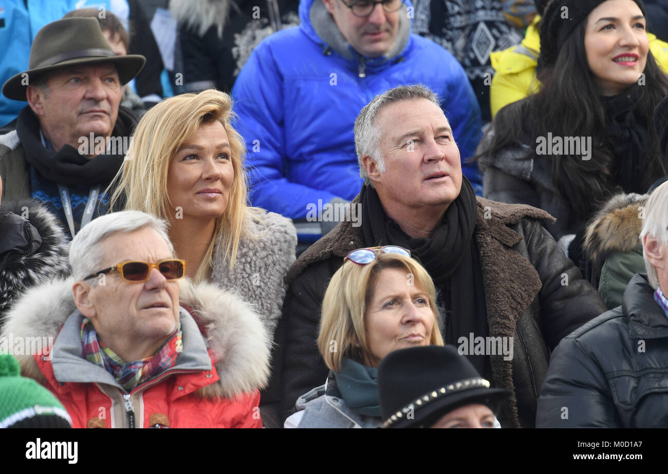 Kitzbühel, Österreich. 20 Jan, 2018. Ehemalige Schwimmerin Franziska Van Ginneken und ihr Partner Juergen B. Härter sitzen in der steht gerade die Skifahrer auf der Streif, die am Hahnenkamm Rennen 2018 in Kitzbühel, Österreich, vom 20. Januar 2018. Credit: Felix Hörhager/dpa/Alamy leben Nachrichten Stockfoto