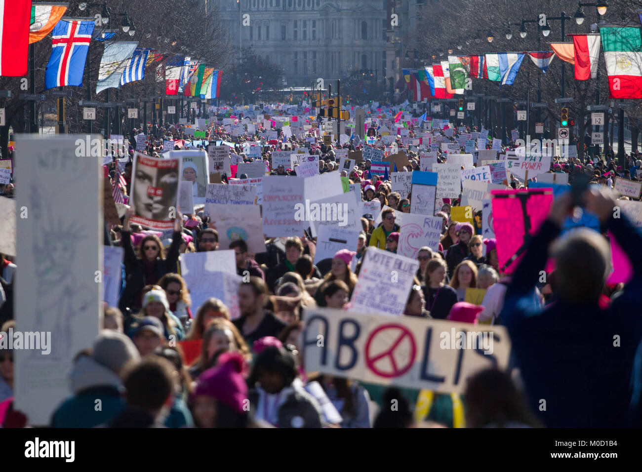 Philadelphia, USA. 20 Jan, 2018. Demonstranten nehmen im März der Frauen Philadelphia, nach dem 1-jährigen Jubiläum von Donald Trump Einweihung, 20. Januar 2018. Quelle: Michael Candelori/Alamy leben Nachrichten Stockfoto