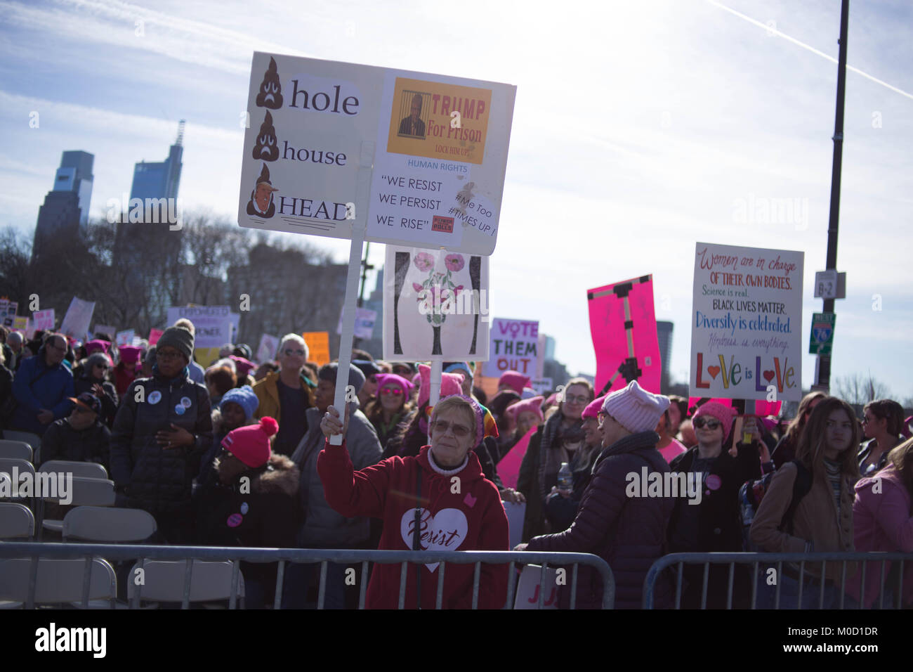 Philadelphia, USA. 20 Jan, 2018. Demonstranten nehmen im März der Frauen Philadelphia, nach dem 1-jährigen Jubiläum von Donald Trump Einweihung, 20. Januar 2018. Quelle: Michael Candelori/Alamy leben Nachrichten Stockfoto