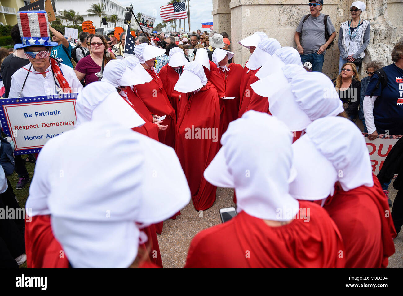 Palm Beach, Florida, USA. 20 Jan, 2018. Trump Demonstranten verkleidet als Mägde von '' die Geschichte der Dienerin'' cross South Ocean Boulevard vor Beginn der ''Amtsenthebungsverfahren März bis Mar-A-Largo'' auf Palm Beach, FL, am Samstag, 20. Januar 2018. Hunderte von Teilnehmern in Palm Beach versammelt bis März in Richtung Mar-A-Largo und Protest Präsident Trumpf auf den Tag des ersten Jahres seiner Präsidentschaft. Quelle: Andres Leiva/der Palm Beach Post/ZUMA Draht/Alamy leben Nachrichten Stockfoto