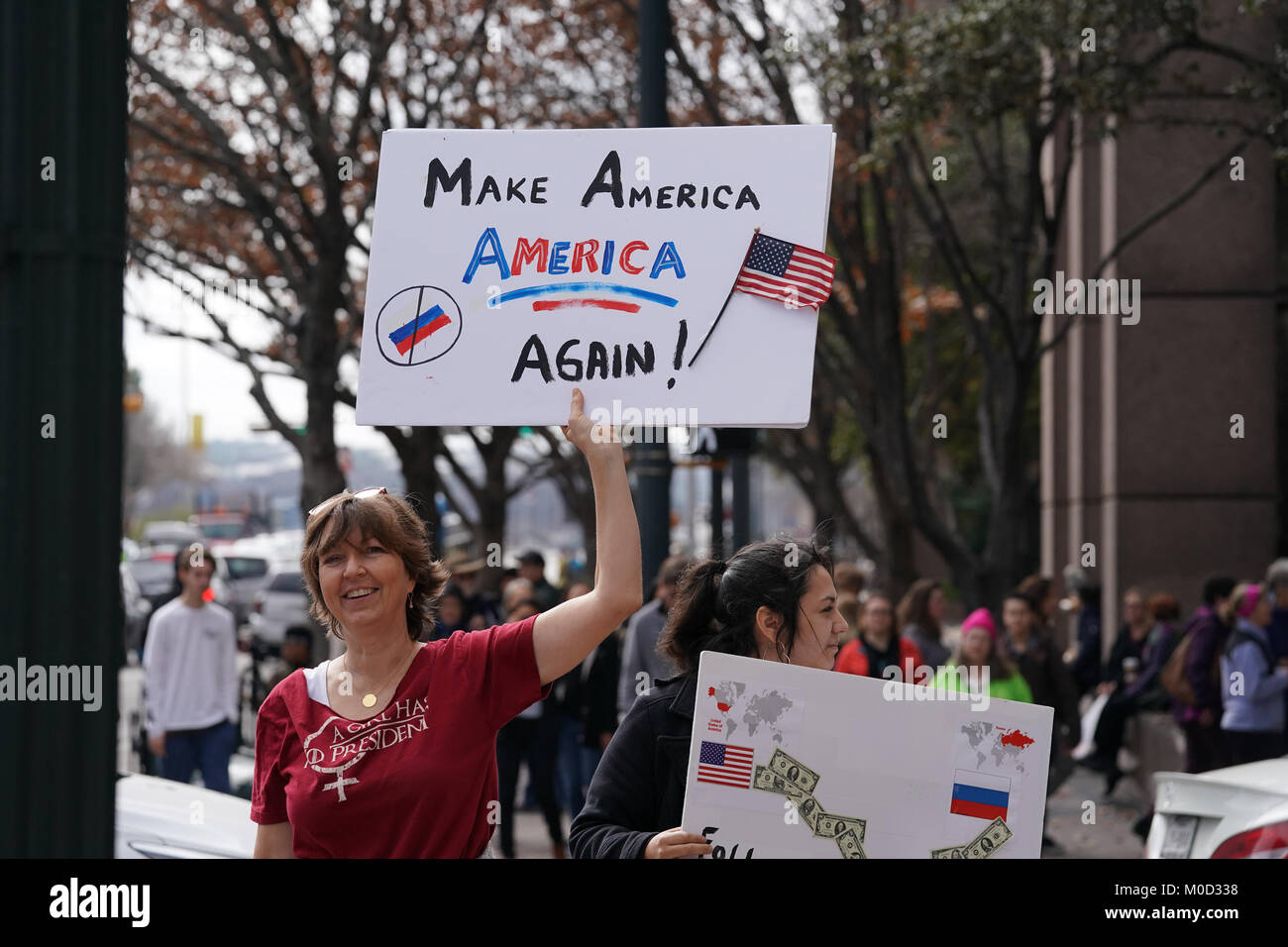 Die Demonstranten halten Schilder wie Texas Frauen und Männer bis März Congress Avenue in Austin, Texas, bei einer Rallye auf den ersten Jahrestag des März der Frauen auf Washington und ein Jahr nach Präsident Donald Trump Einweihung. Stockfoto