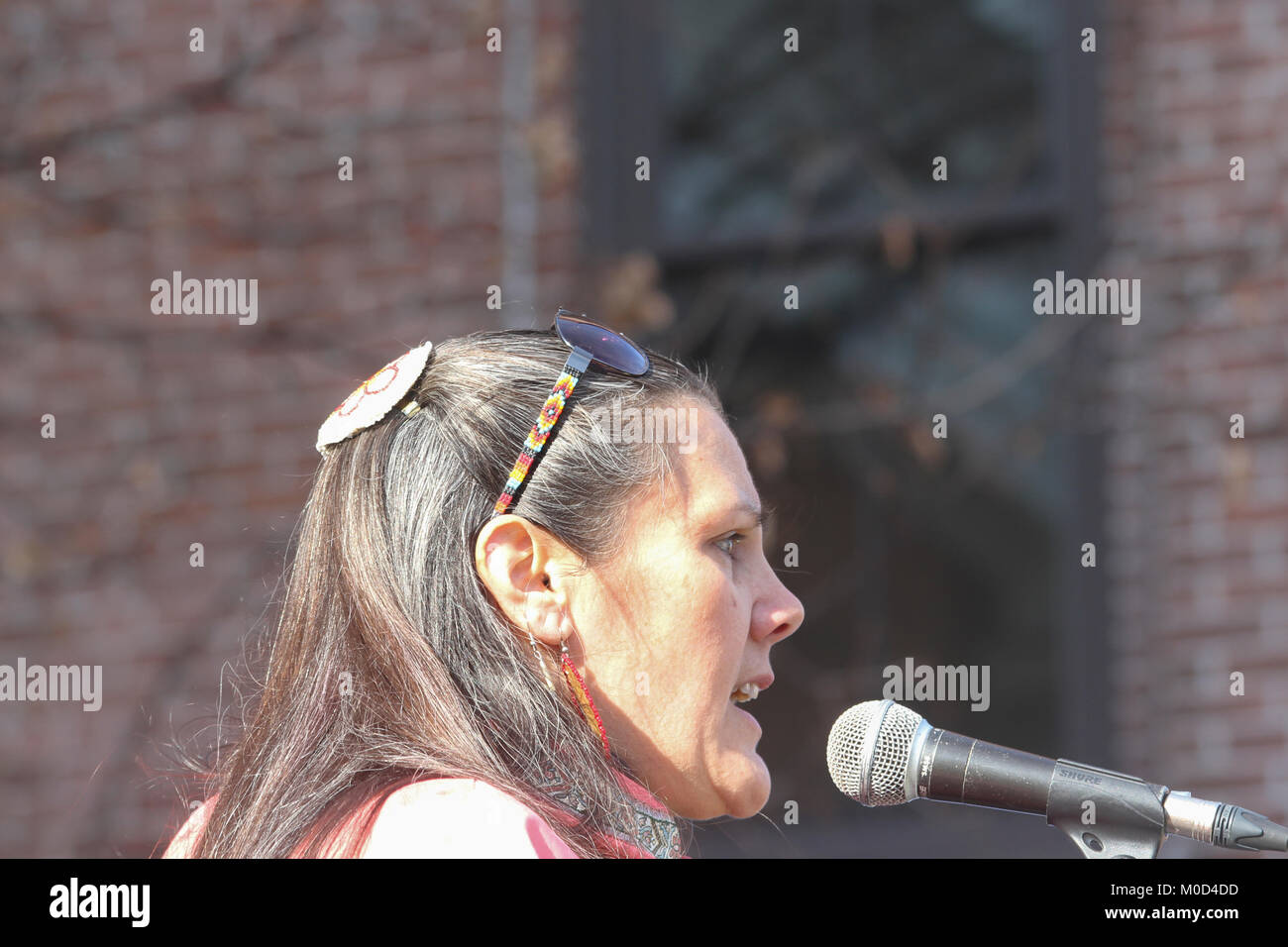 Massachusetts, USA. 20 Jan, 2018. Native American Aktivist Rhonda Anderson spricht auf der zweiten jährlichen Franklin County Frauen Rally, Greenfield, Massachusetts, USA. 20. Januar, 2018 Quelle: Susan Pease/Alamy leben Nachrichten Stockfoto