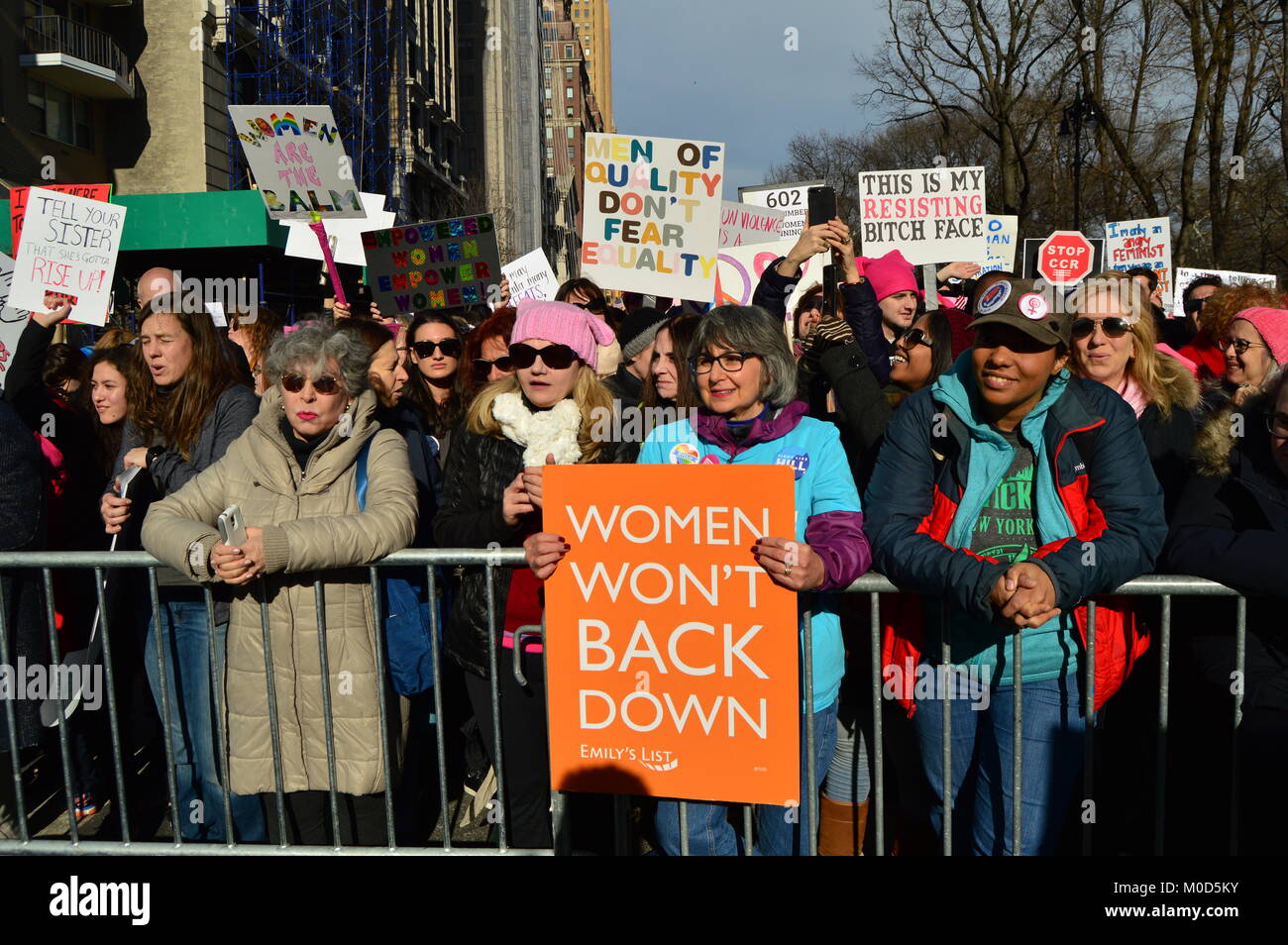 New York, NY, USA, 20. Januar 2018 Hunderttausende auf die Straßen gehen im März der Frauen in New York City Credit teilzunehmen: James Kirkikis/Alamy leben Nachrichten Stockfoto