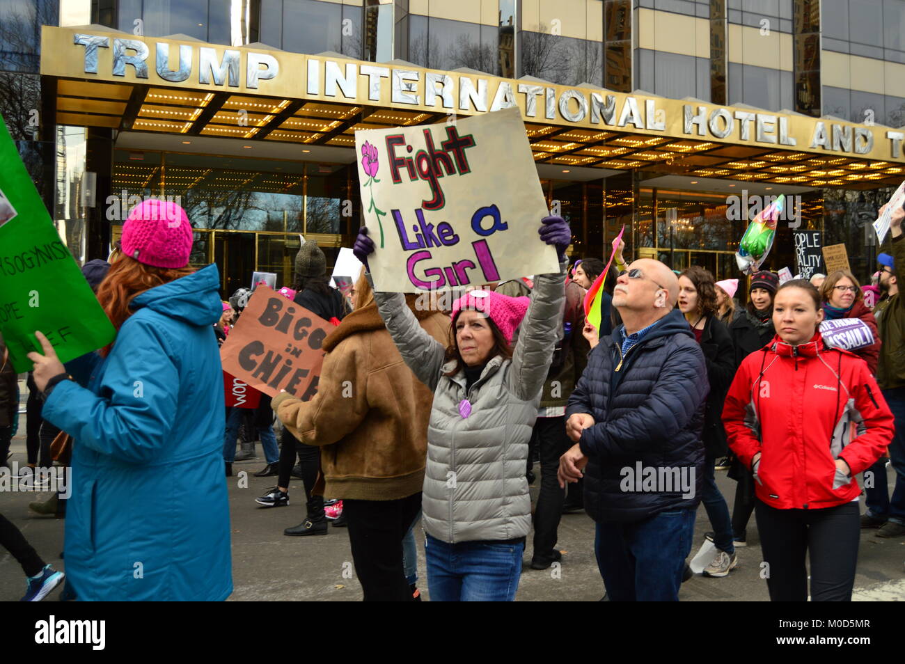 New York, NY, USA Januar 20, 2018 die Demonstranten auf März der Frauen in New York City halten vor der Trump International Hotel in die Luft ihre Beschwerde mit der aktuelle Präsident Stockfoto