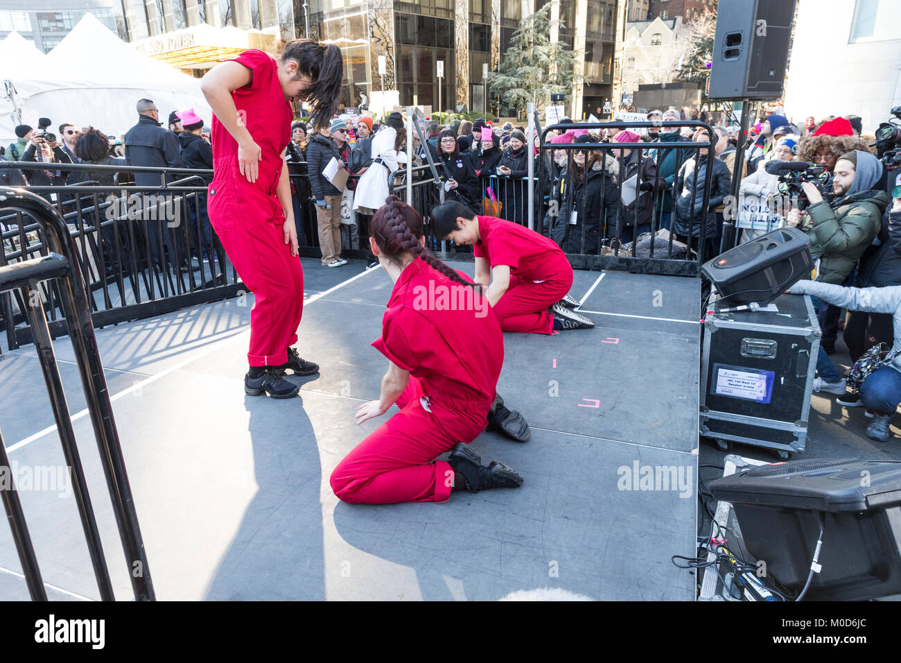 New York, NY - 20. Januar 2018: Tänzer aus erschweren die Welt Kollektiv an Frauen € ™ s März in New York am Central Park West Quelle: Lev radin/Alamy leben Nachrichten Stockfoto