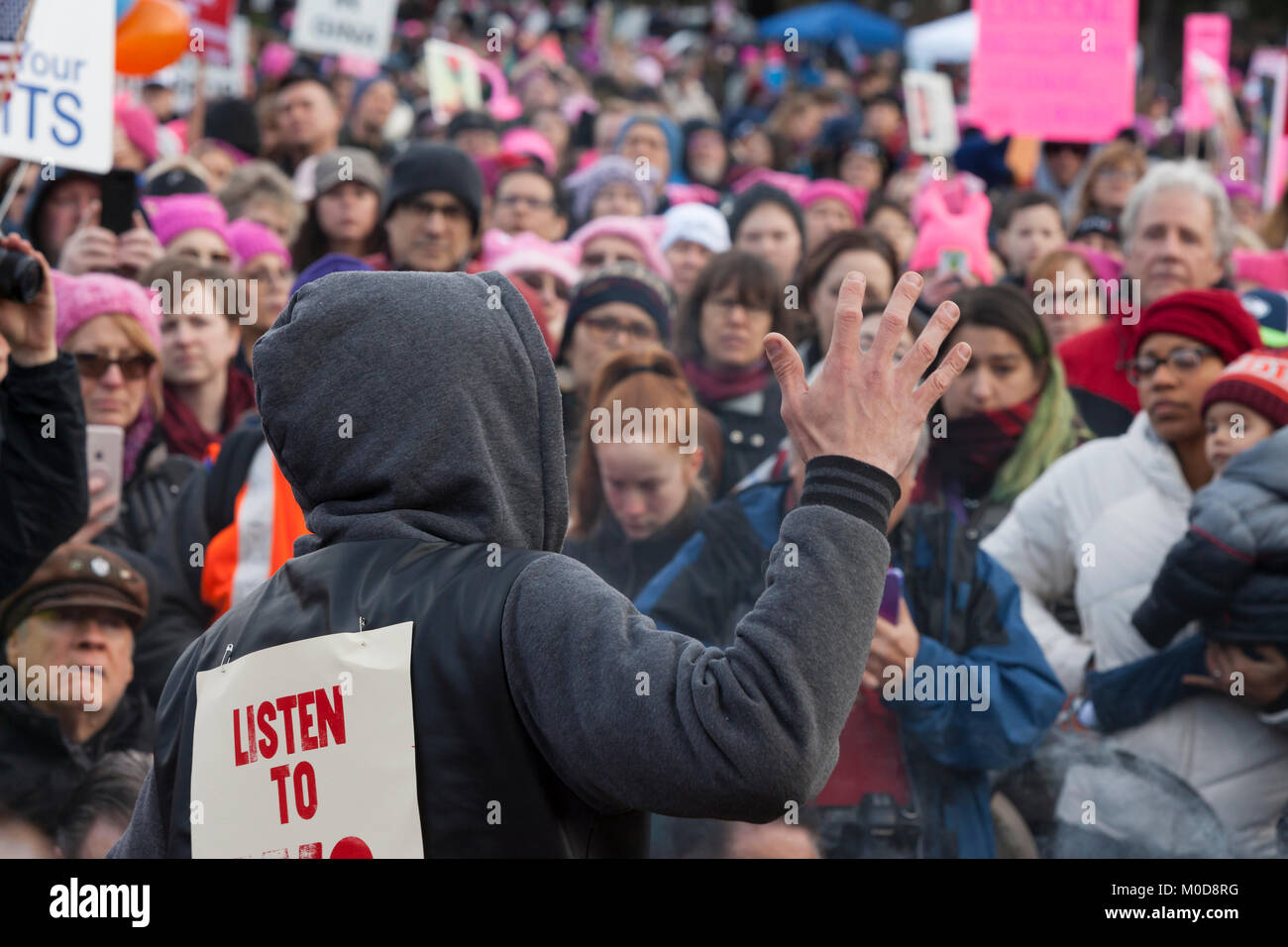 Seattle, Washington: Blake Shelafoe spricht am März 2.0 Rallye der Seattle Frauen für MMIW (Fehlende und Ermordeten indigenen Frauen). 27-jährige Shelafoe ist Mitglied der Duwamish, Kredit: Paul Christian Gordon/Alamy leben Nachrichten Stockfoto