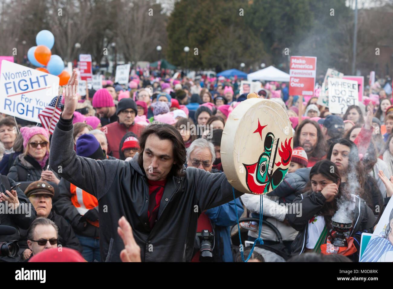 Seattle, Washington: Blake Shelafoe spricht am März 2.0 Rallye der Seattle Frauen für MMIW (Fehlende und Ermordeten indigenen Frauen). 27-jährige Shelafoe ist Mitglied der Duwamish, Kredit: Paul Christian Gordon/Alamy leben Nachrichten Stockfoto