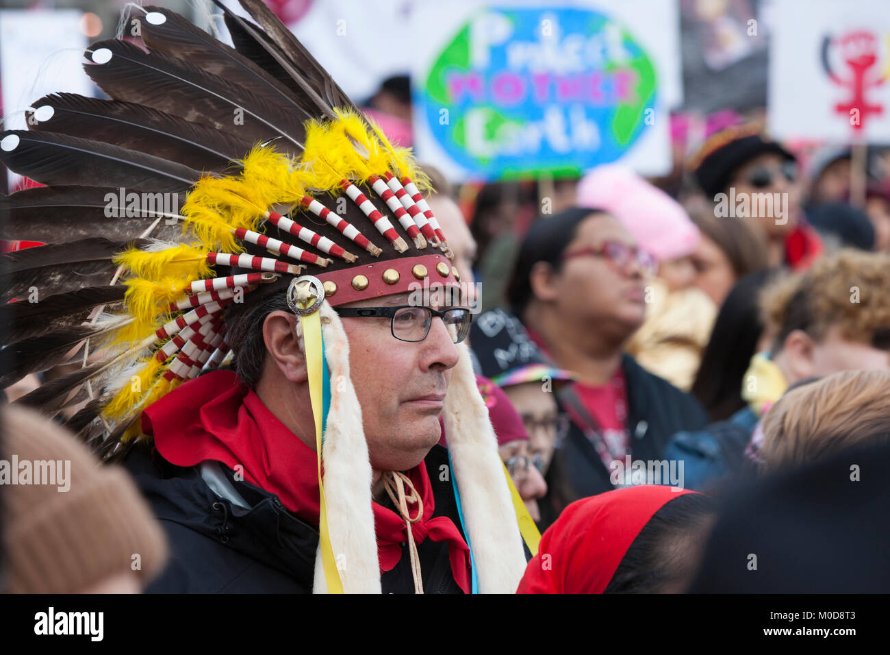 Seattle, Washington: Stammes- Mitglied trägt eine War bonnet als Mitglieder der MMIW (Fehlende und Ermordeten indigenen Frauen) eine Öffnung, Gebet und Segen im März das Seattle Frauen 2.0 durchführen. Credit: Paul Christian Gordon/Alamy leben Nachrichten Stockfoto