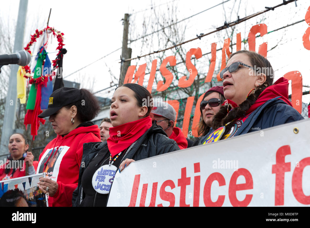 Seattle, Washington: Mitglieder der MMIW (Fehlende und Ermordeten indigenen Frauen) führen Sie eine Öffnung, Gebet und Segen im März das Seattle Frauen 2.0. Credit: Paul Christian Gordon/Alamy leben Nachrichten Stockfoto