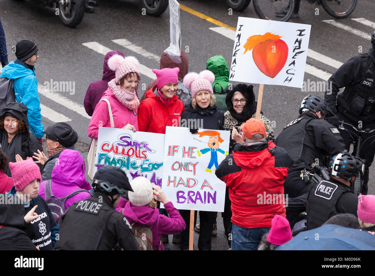 Seattle, Washington: eine Gruppe von Frauen, die ein Foto im Seattle Frauen März 2.0 entlang der Pine Street. Credit: Paul Christian Gordon/Alamy leben Nachrichten Stockfoto