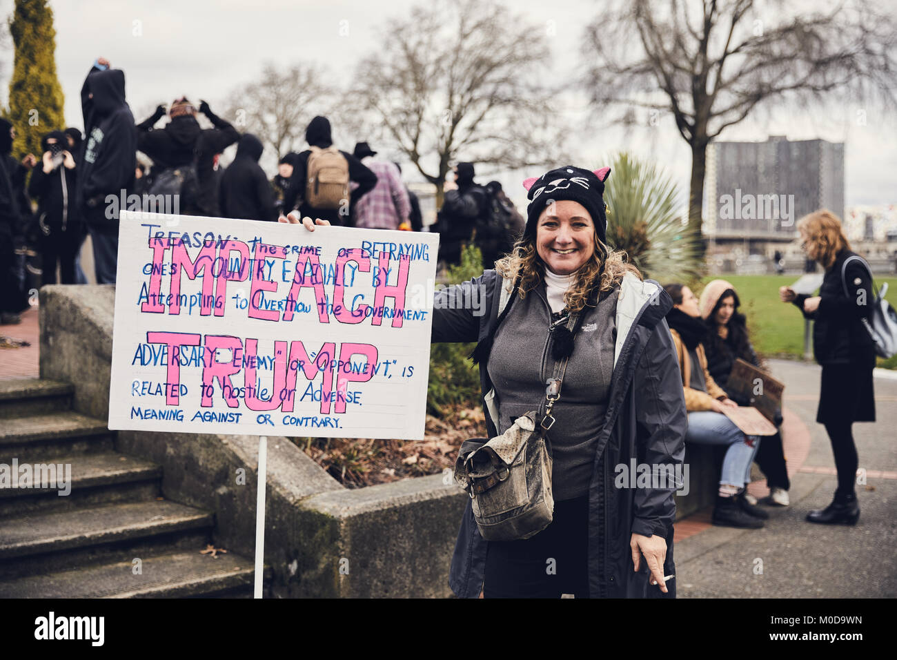 Portland, USA. 20. Januar 2018. Frau bringt Anti-Trumpf anmelden, um die Heranziehung zur Rallye. Christian Veillet/Alamy leben Nachrichten Stockfoto